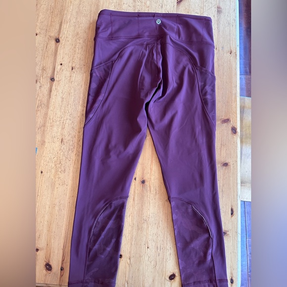 Burgundy lululemon cropped leggings - Picture 2 of 7